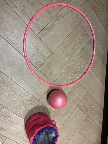 Gimnastika üçün çənbər, top, ağırlıqlar, lent və gimnastika geyimi