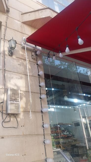 Qırmızı tentli açılıb-bağlanan markiz - Tip: Fasada montaj olunan
