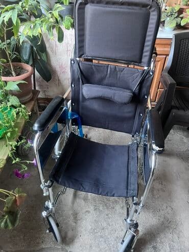 Qatlanan, yüngül, əlil arabası. Yüksək arxa və baş dayamağı ilə təchiz