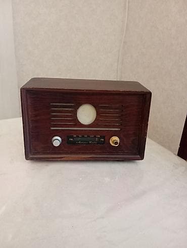 ses güclendirici: Retro üslublu FM radio - Korpus: tünd rəngli, cilalı taxta qutu, ön — 1
