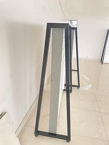 Оборудование для магазинов: Mağaza üçün ikiüzlü vitrində sərgiləmə stendi təzə kimidi qiyməti baha — 1