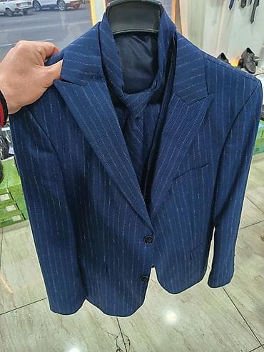 360 manata alınıb 1 dəfə geyinilib. Kişi kostyumu – tünd mavi rəngdə