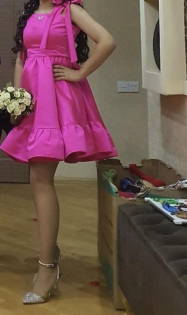 qısa donlar: Parlaq çəhrayı rəngdə qısa don. - Material: parıltılı tafta - Model — 3