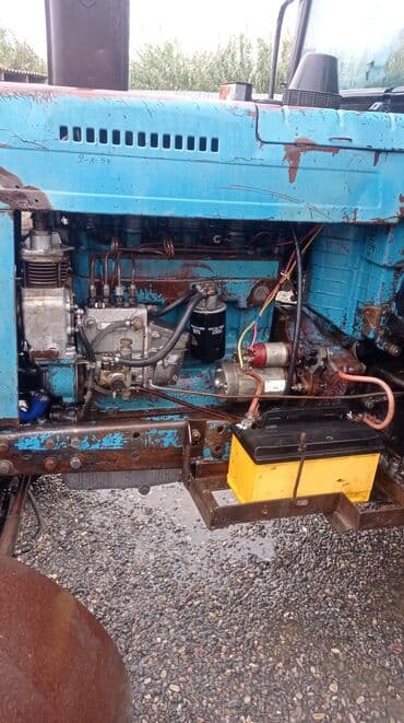 təkər traktor: Belarus MTZ tipli traktor - Korpus: kabinəli, mavi-qara rəng sxemi — 5