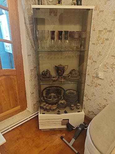Şüşə vitrin şkaf. - Material: qabaqcıl qalın şüşə ön və yan — 2
