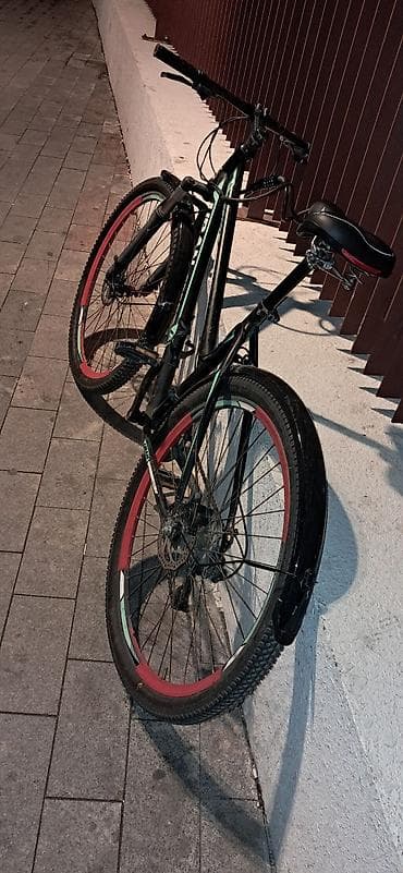 Skarasnoy velosiped üstündə kodnan tros kilit. Qabağ arxa tormuzu və