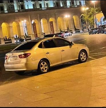 hyundai sonata nece masindir: Hyundai Elantra sedan (gümüşü rəng). Şəhər və magistral üçün rahat — 2