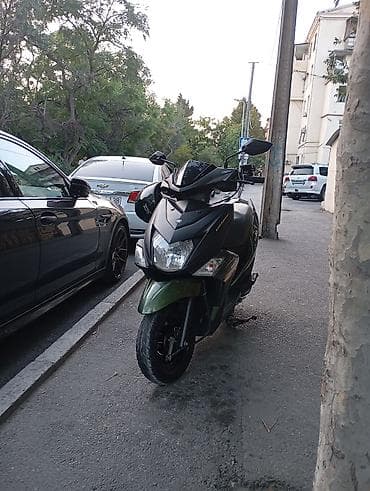 Yamaha rayzet Şəkillərdə görünən model qara və tünd yaşıl rəng — 2