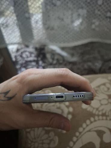 telefonlar 32 s: Smartfon – Android Xüsusiyyətlər: - Ekran: tam ekran, ön kameranın — 3