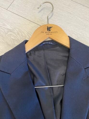 kişi ucun klassik qara kostyum: Şəkillərdə iki kişi kostyumu təqdim olunur. Biri boz rəngdə, digəri — 2