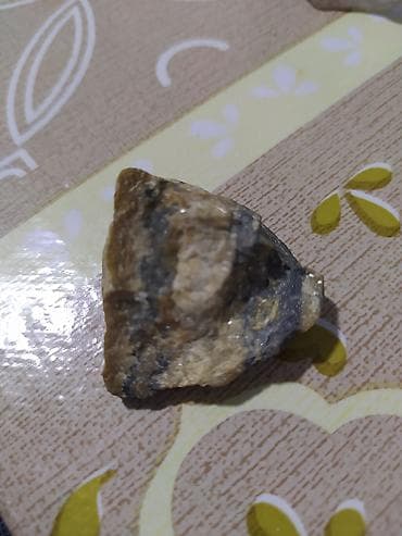 sud separatoru: Təbii mineral və daş nümunələri dəsti Tərkib: - Qırmızı rəngli, tünd — 3
