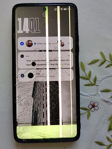 Smartfon – ekranı və ön şüşəsi zədəlidir, displeydə şaquli işıq