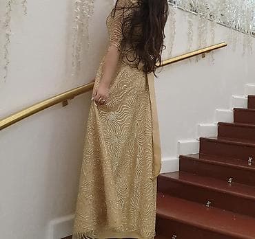 tulum sekilleri: Qızılı rəngdə, döşəməyədək uzanan zərif ziyafət/gecə geyimi. - Parça — 2