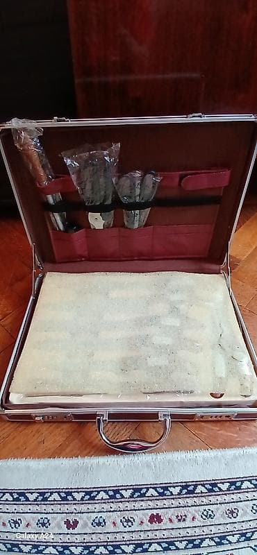 Bıçaqlar: Premium bıçaq və servis dəsti – taxta naxışlı metal çemodan Macarıstan — 3