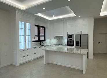 Ağ rəngli modern mətbəx mebeli və ətəkdaşlı ada - Üslub