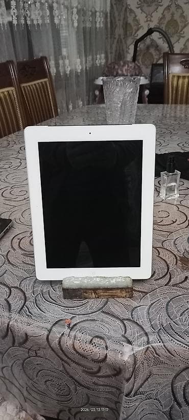 ipad 8: Apple iPad və Samsung Galaxy Tab planşetləri 1) Apple iPad (ağ ön — 1