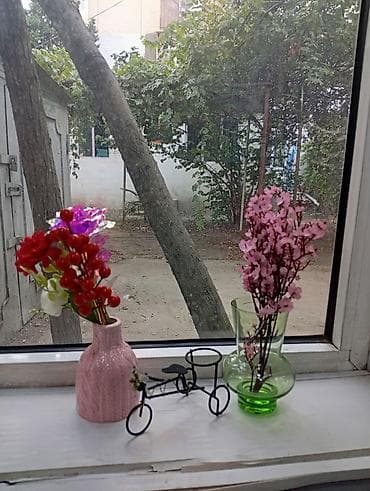 Vazalar: Dekorativ set: 3 ədəd - Şüşə yaşıl vaza + çəhrayı süni çiçək budağı - — 1