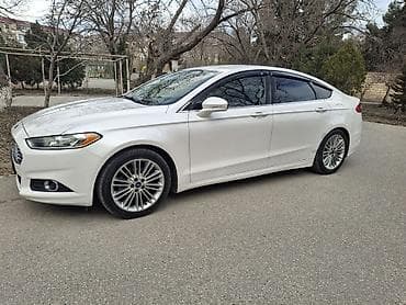 Ağ rəngdə Ford Fusion sedanı. Bu avtomobilin salonda rahat