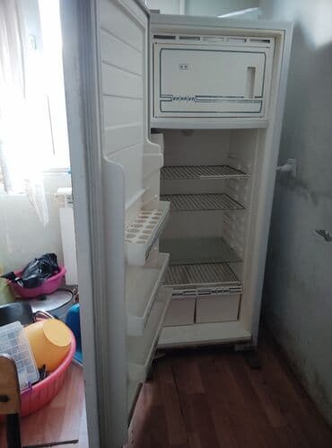 Bir kameralı məişət soyuducusu - Yuxarı hissədə qapaqlı dondurucu