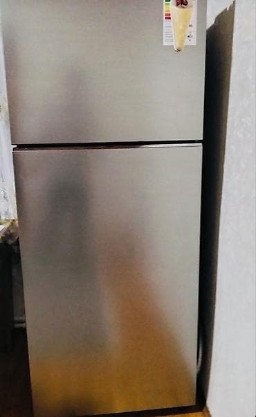 Gümüş rəngli, iki qapılı soyuducu - Üst hissədə dondurucu, aşağıda