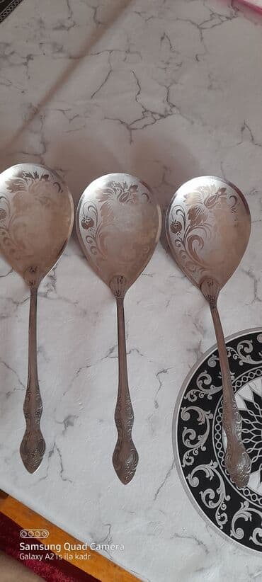 qaşıq dəstləri: Sovet vaxtından qalma iri aş cəkmək ücün olan qaşıqlar. 3 ədəd — 1