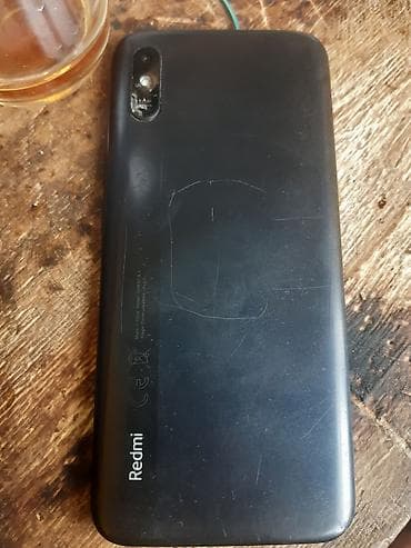 Redmi smartfon (model arxada “Redmi” loqosu ilə) - Rəng: qara -