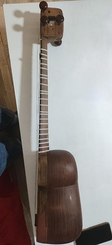 Gözəl səsə malik köhnə, tam professional tardır. Çatsız, sınıqsız