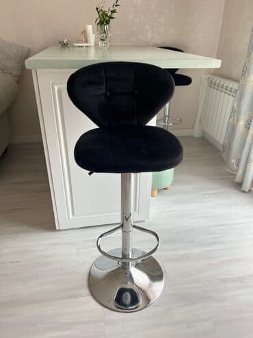 bar şkaf: Bar stullari. Uzeri qara mexmer. Hundurluk 45-85 sm arasi deyismek — 2