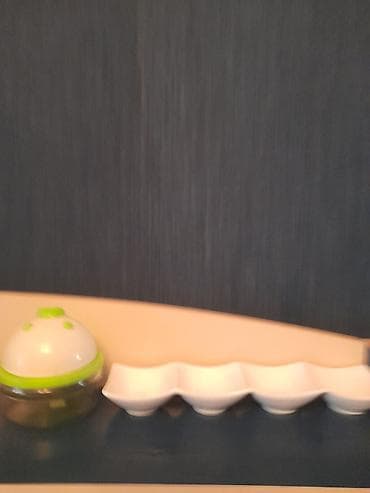 Ağ və yaşıl rəngli, yığcam dizaynlı diffuzer. Cihazın üst hissəsi ağ