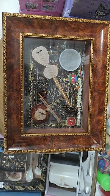 Dekorativ çərçivədə Azərbaycan musiqi alətləri kompozisiyası - Şüşə