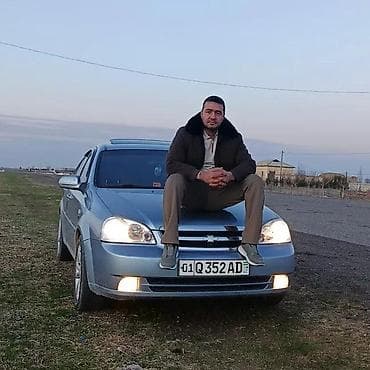 Açıq mavi rəngli sedan avtomobili. Halojen tipli ön fənərləri və