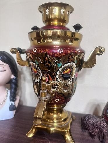işlənmiş maqintafonlar: Rəngarəng naxışlarla bəzədilmiş mis/bronz görünüşlü dekorativ samovar — 1