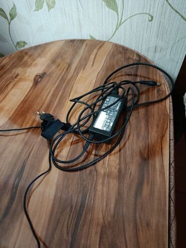 ipad klaviatura: Toshiba noutbuk - Model: Toshiba (ekran çərçivəsində “Toshiba” — 1