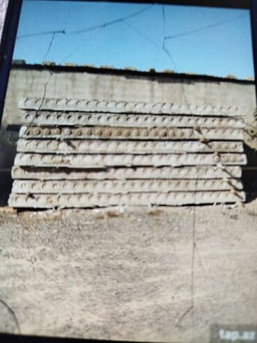 plitələr: Tikinti və ya təmir işləri üçün istifadə olunan beton plitələr. Bu — 3