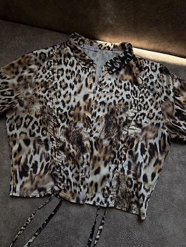 Leopar printli qadın köynəyi - Model: qısa kəsimli, ön hissəsi yığma