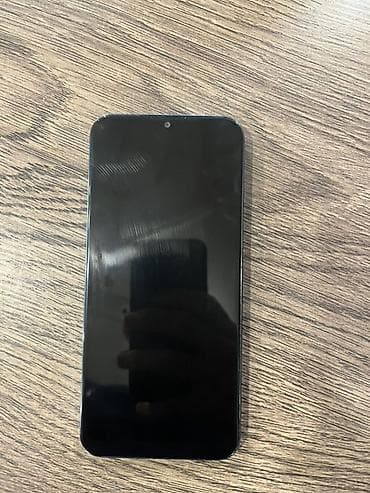 Smartfon – şüşə ön panel, düz kənarlı korpus, mərkəzdə deşikli ön