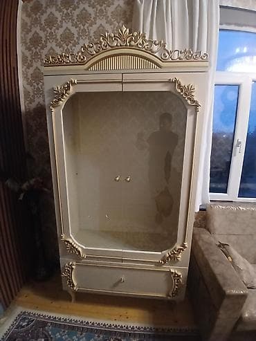 Şüşəli dolab vitrini, Yeni