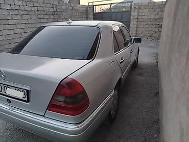 bmw x5 e53: Mercedes-Benz C-Class: 2.2 l | 1996 il Sedan — 4