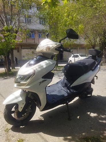 Şəhər içi rahat və qənaətcil səyahətlər üçün ağ rəngli Elektrik moped