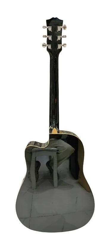 Musiqi alətləri: Smiger qara akustik gitara. Çox az işlədilib, yeni kimidir, cızığı — 2