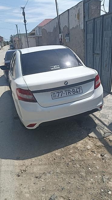 azsamand diski: Ağ rəngli sedan avtomobil Xüsusiyyətlər: - 4 qapılı, kompakt sedan — 3