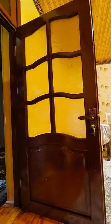 Daxili otaq qapısı 4 ədəd şüşəli qapıdır təmiz taxta bilən qiymətini