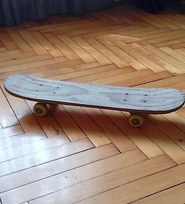 Maskalar, eynəklər: Skateboard – taxta gövdə, iki tərəfi yüngül qabarıq forma. - Gövdə — 1