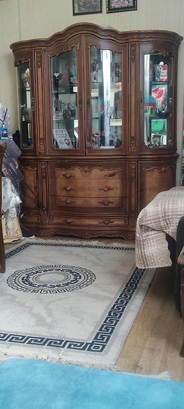 Klassik üslubda taxta vitrin-konsol dəsti - Material: masif ağacdan