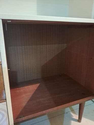 Rəflər, etajerkalar: Retro bufet/vitrin şkaf Metalkənarlı tutacaqlar, konus formalı taxta — 5