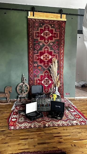 етажерки за книги: Kompakt kökçə formalı vinil pleyerlər – retro dizaynlı, portativ və — 2