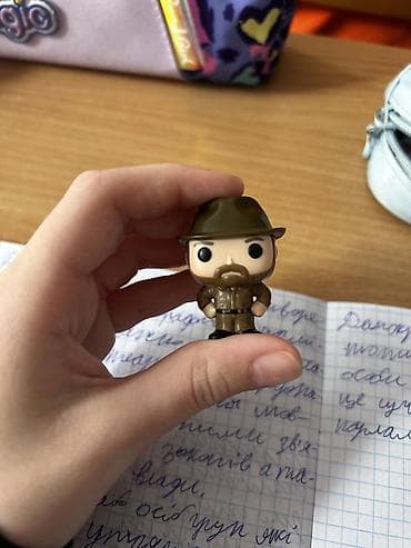 Kolleksiya fiquru – cibi ölçülü vinil oyuncaq - Material: sərt