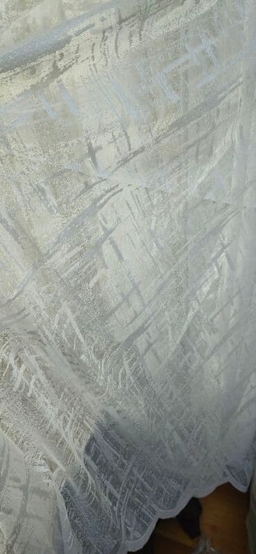 maqnit perde: Ağ rəngdə, zərif naxışlı tül pərdə. Otağa yüngüllük və incəlik qatır — 11