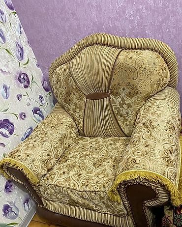 Kreslo-kravat, Parça