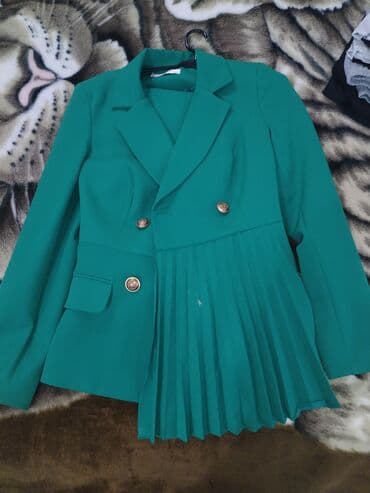 qadın gödəkçə: Zümrüd-yaşıl qadın dəsti - İki hissədən ibarət: qısa yaxalı, ikicərgə — 2